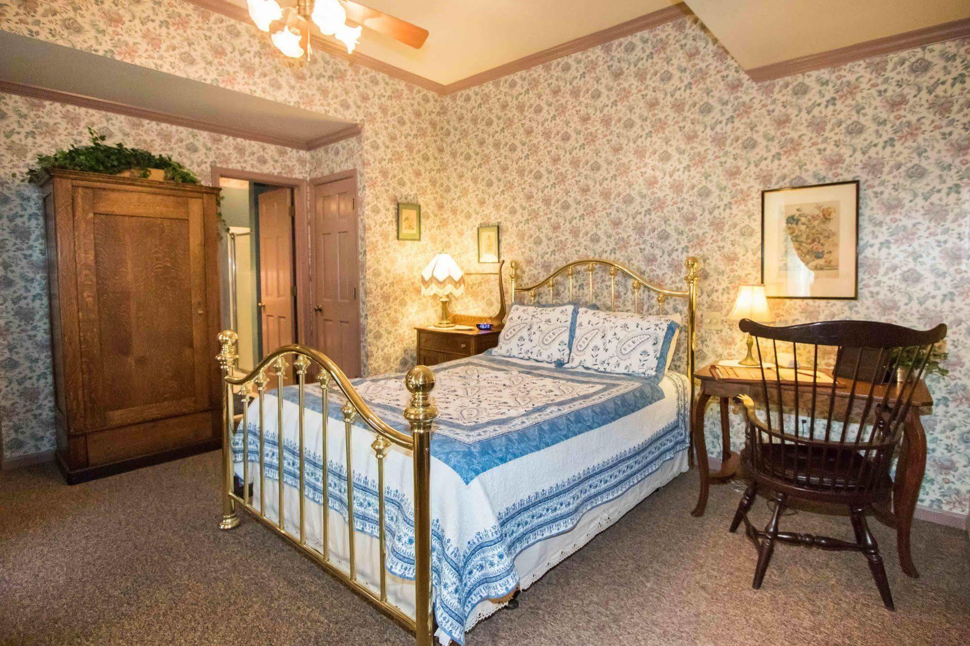 The Globe Inn East Greenville Extérieur photo